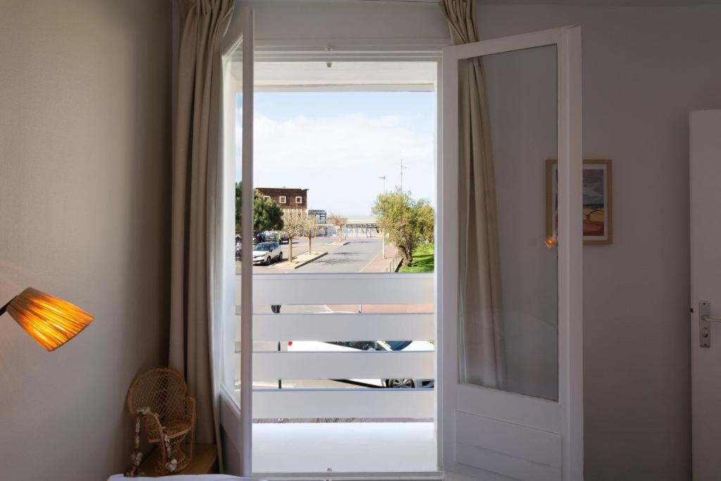 Fotografie z fotogalerie ubytování Hôtel De La Plage v destinaci Courseulles-sur-Mer