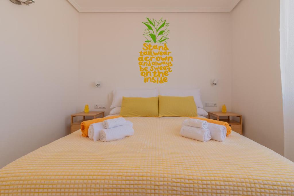 ein Schlafzimmer mit einem großen Bett mit zwei Kissen in der Unterkunft Villa Piña in Corralejo