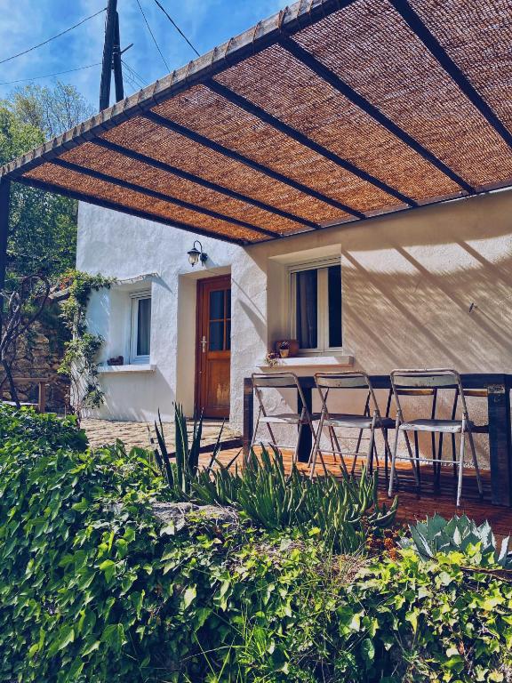 une terrasse avec deux chaises et une table en face d'une maison dans l'établissement La Maison de Juliette, à Céret