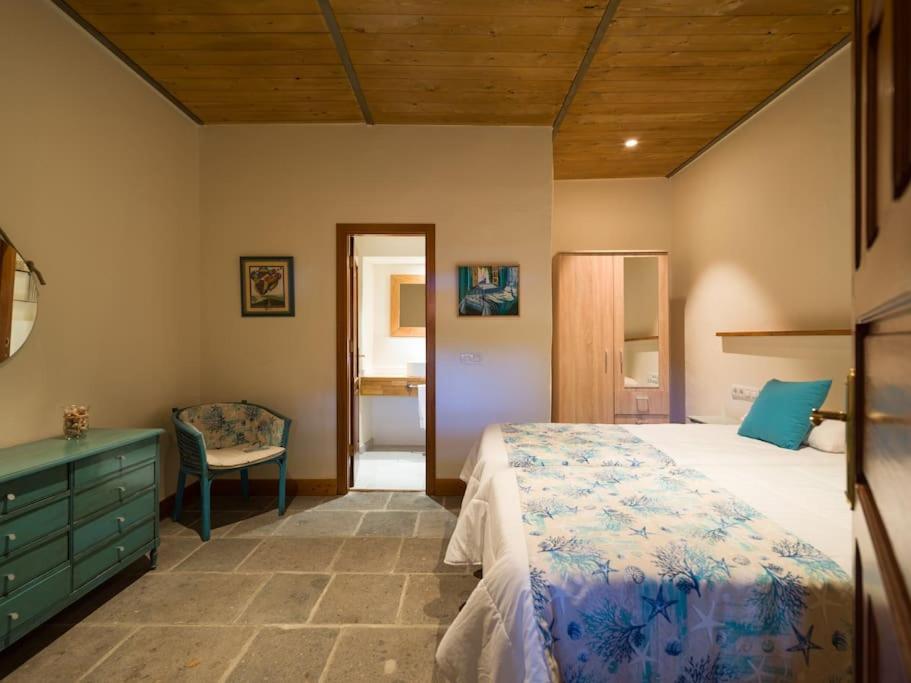 Postel nebo postele na pokoji v ubytování Luxury Banana Haven Villa with pool by CanaryScape