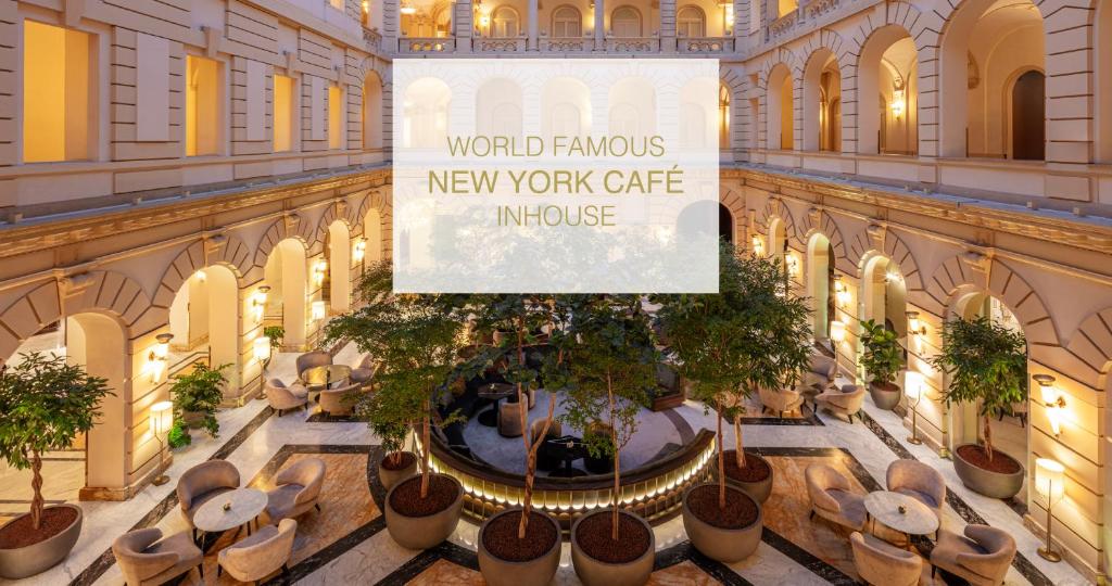 Anantara New York Palace Budapest - A Leading Hotel of the World في بودابست: اطلالة على بهو كون مقهى نيويورك الشهير