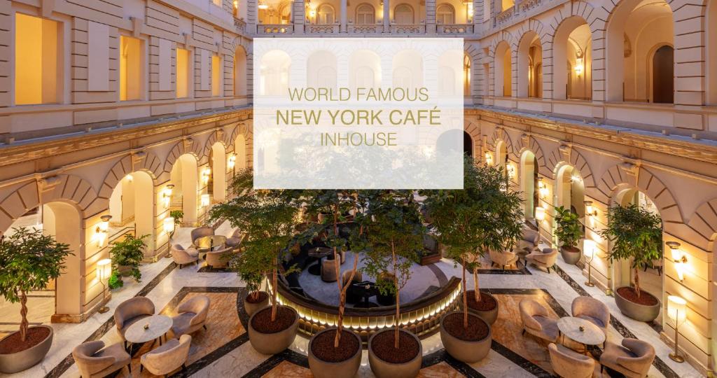 una vista del vestíbulo del mundialmente famoso New York Café Universo en Anantara New York Palace Budapest - A Leading Hotel of the World, en Budapest