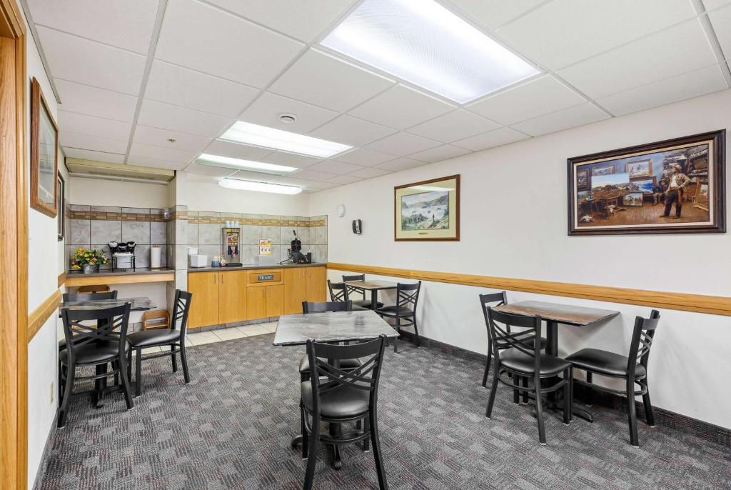a waiting room with tables and chairs and a counter at Days Inn by Wyndham Great Falls in Great Falls
