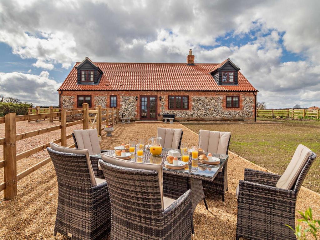 a table and chairs in front of a house at 3 Bed in Repps with Bastwick 94054 in Potter Heigham