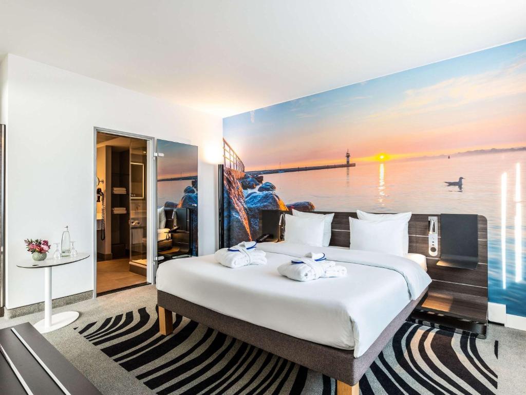 Postel nebo postele na pokoji v ubytování Novotel Hamburg City Alster