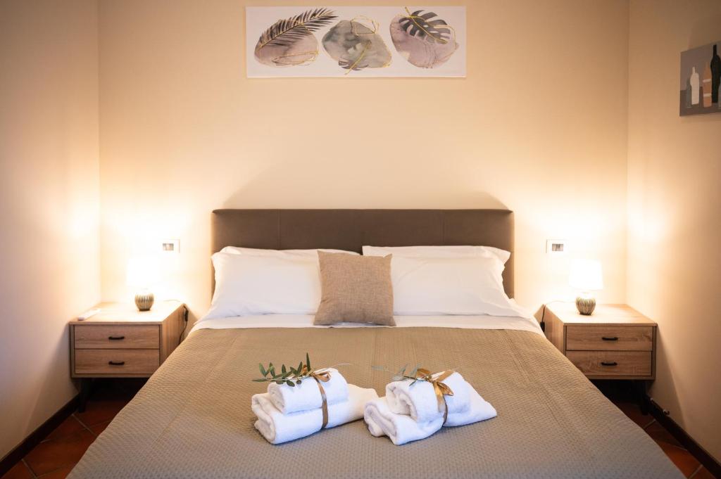 1 dormitorio con 1 cama con 2 toallas en Natuscia Country Villa - Private Jacuzzi - Garden en Ronciglione