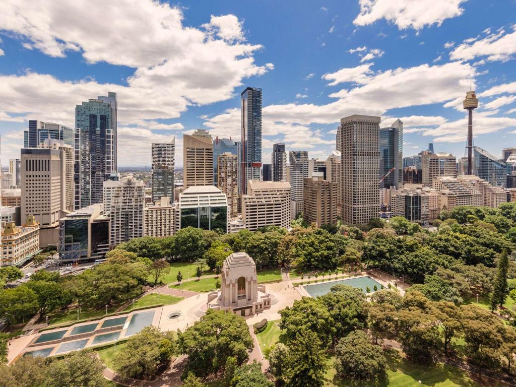 vista aerea su un parco con skyline della città di Pullman Sydney Hyde Park a Sydney