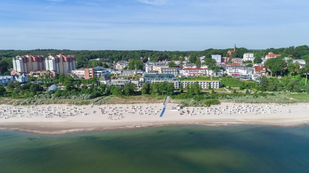 eine Luftansicht auf einen Strand vor einer Stadt in der Unterkunft Hotel Kaiserhof Heringsdorf in Heringsdorf