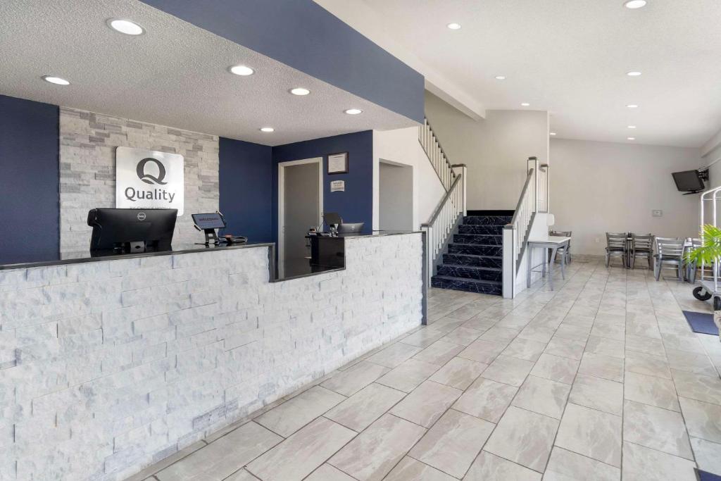vestíbulo de una oficina con escaleras y zona de espera en Quality Inn & Suites Bloomington University Area en Bloomington