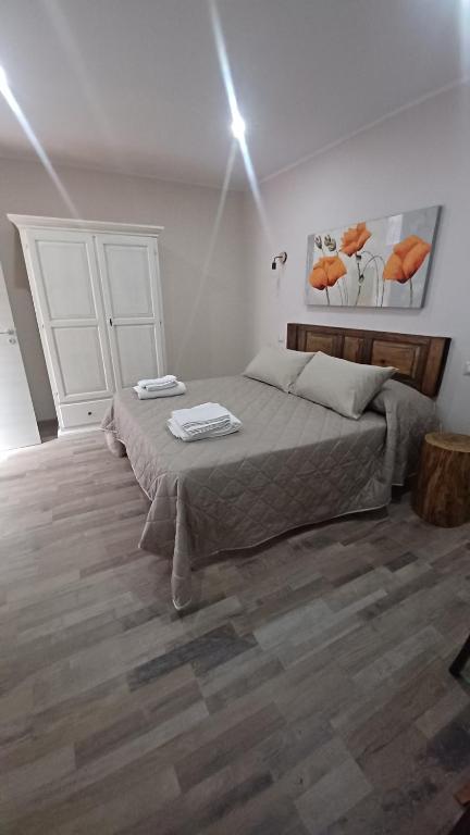 a bedroom with a bed with two towels on it at B&B Le Vie del Borgo in Castiglione di Sicilia