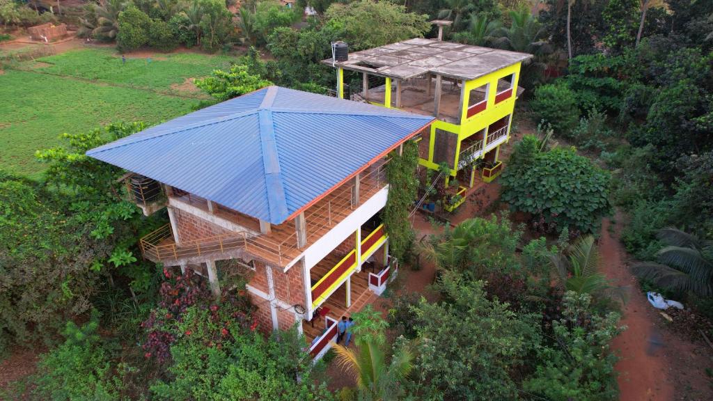nad głową domu z niebieskim dachem w obiekcie Dakshinamurthi Beach Stay w mieście Gokarna