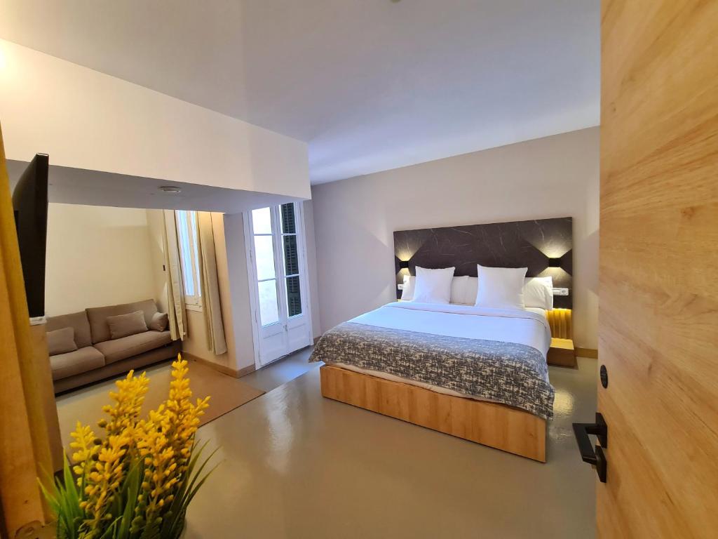 1 dormitorio con 1 cama y 1 sofá en Hotel Casa Gardenia, en Barcelona
