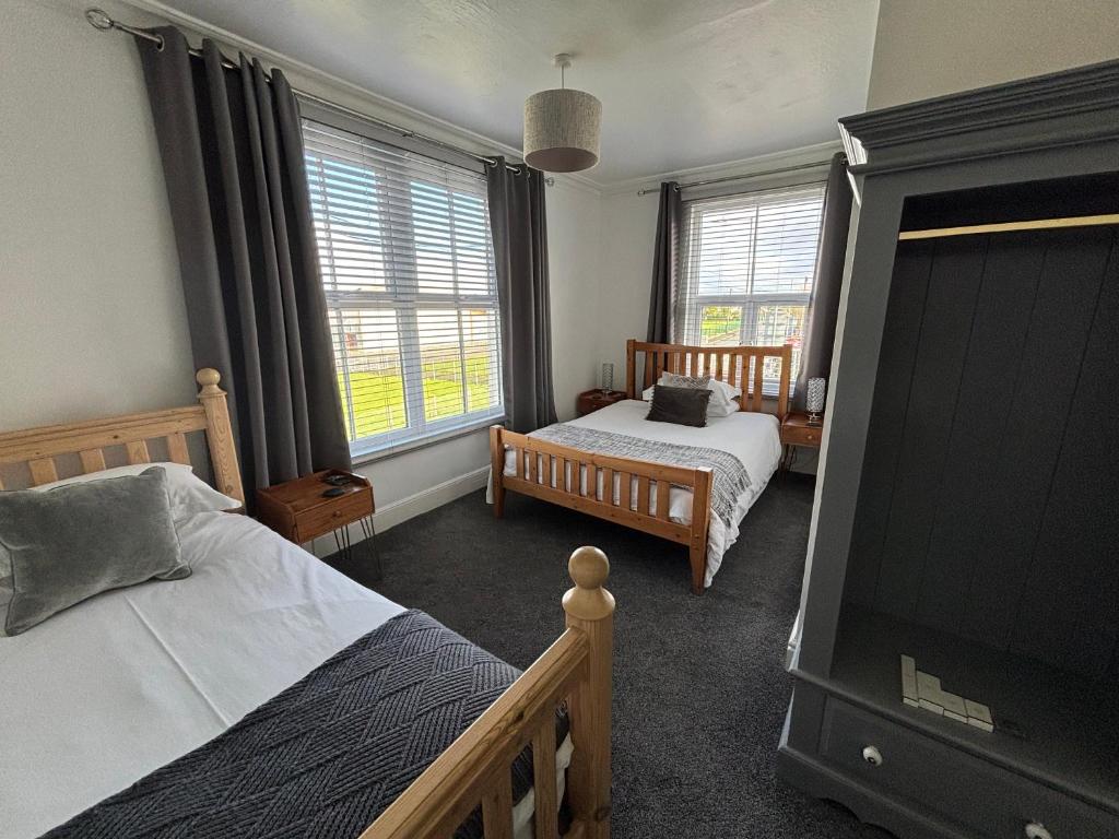 Кровать или кровати в номере The Queens Hotel Harlech