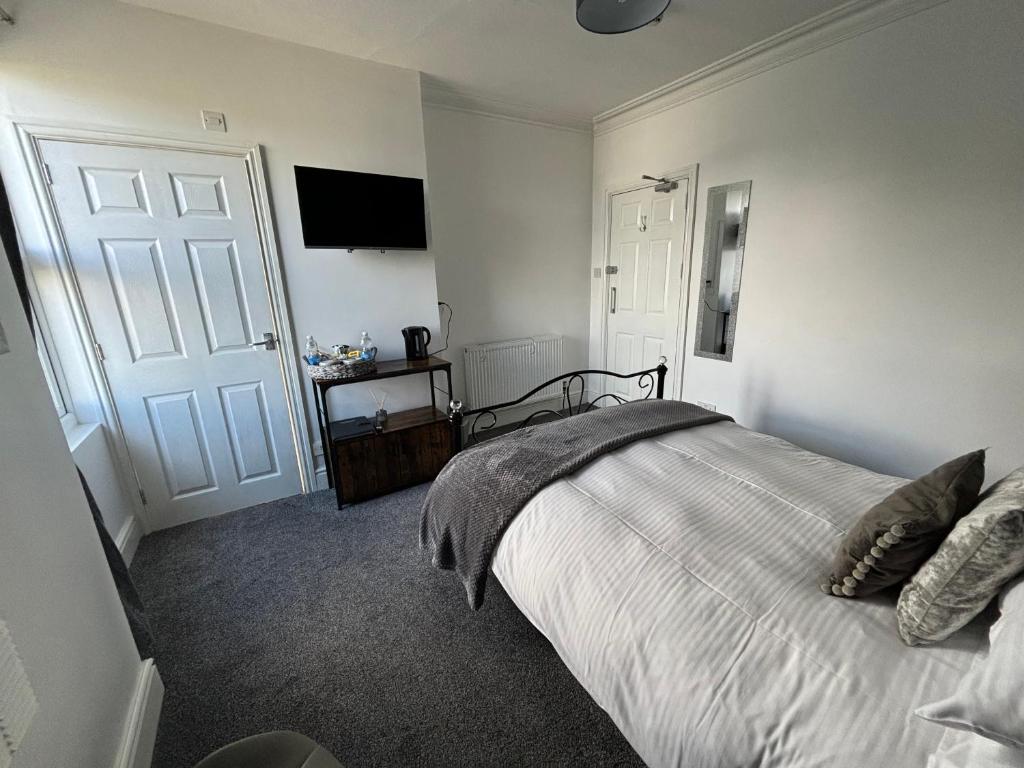 Кровать или кровати в номере The Queens Hotel Harlech