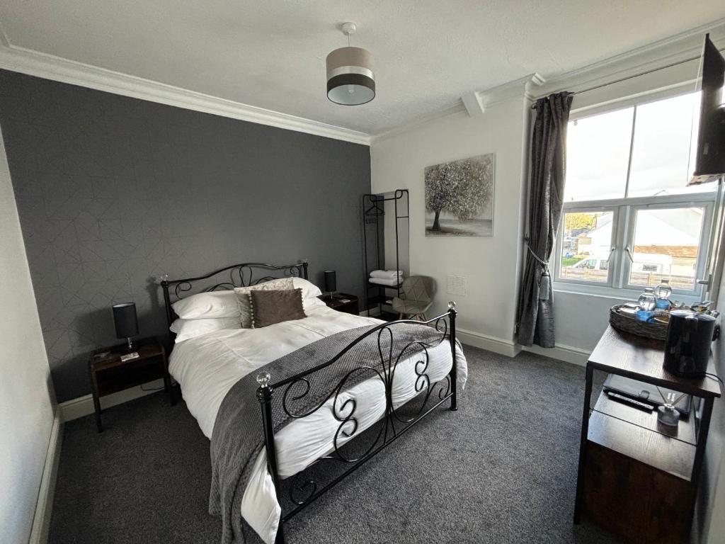Кровать или кровати в номере The Queens Hotel Harlech