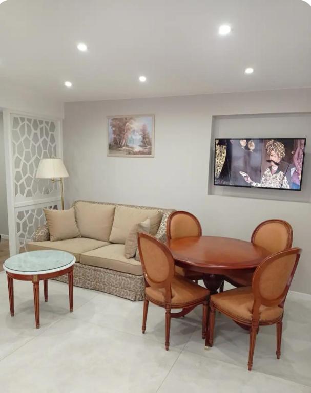 un salon avec un canapé et une table dans l'établissement Maison papa, à Nice