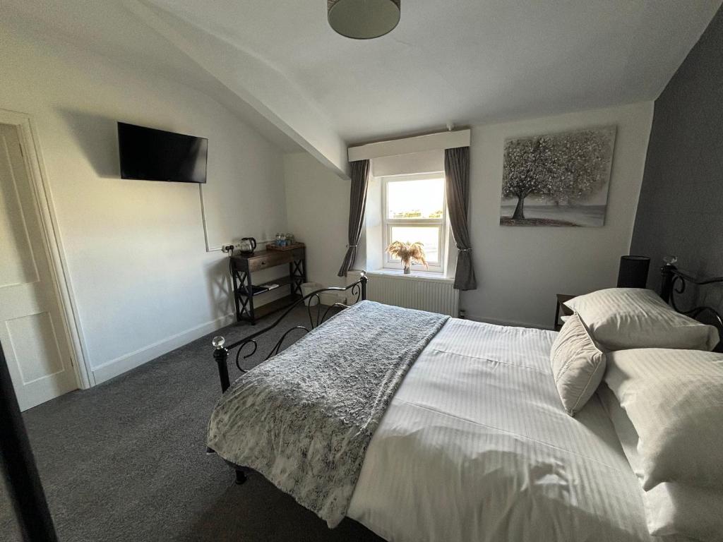 Кровать или кровати в номере The Queens Hotel Harlech