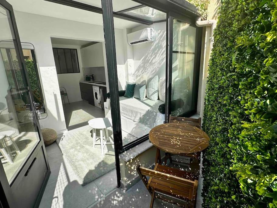 Il dispose d'un balcon avec une chambre dotée d'un lit et d'une fenêtre. dans l'établissement Appartement T2, atypique, proche du centre, à Antibes