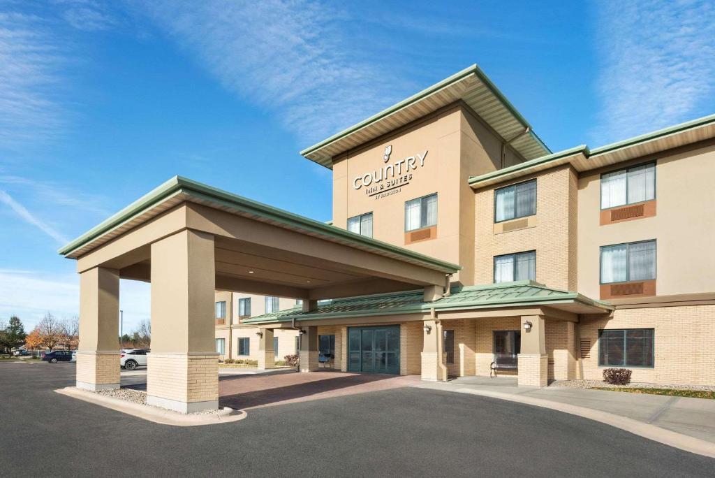 een weergave van de voorkant van een hotel bij Country Inn & Suites by Radisson, Madison West, WI in Middleton