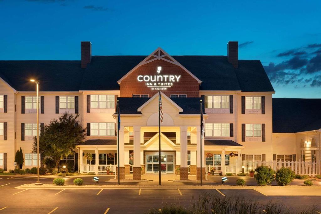 un edificio con una posada rural y suites en Country Inn & Suites by Radisson, Appleton North, WI en Little Chute