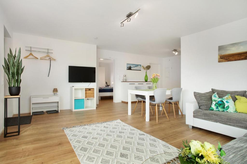 ein Wohnzimmer mit einem Sofa und einem Tisch in der Unterkunft Achterkajüte in Bodman-Ludwigshafen