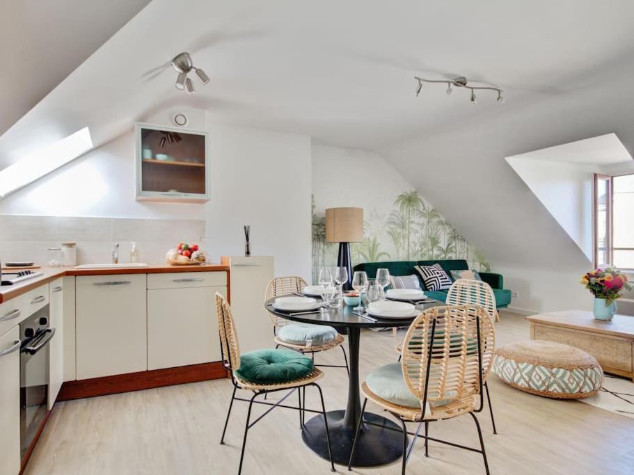 une cuisine et une salle à manger avec une table et des chaises dans l'établissement Appartement en plein cœur de Vannes, à Vannes