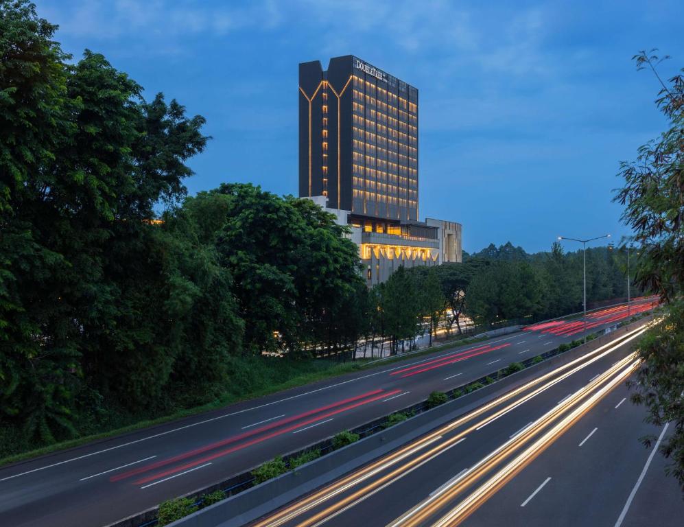 un edificio al lado de una autopista en Doubletree By Hilton Jakarta Bintaro Jaya en Serpong