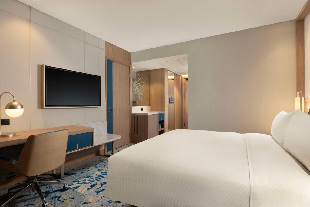Postel nebo postele na pokoji v ubytování DoubleTree by Hilton Jakarta Bintaro Jaya