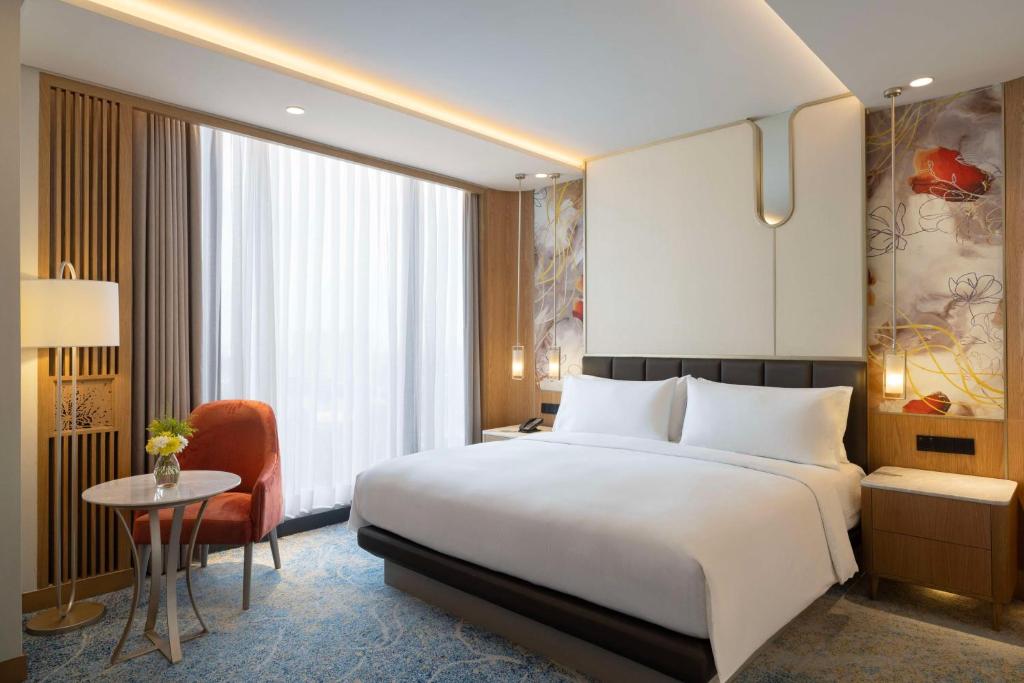 Postel nebo postele na pokoji v ubytování DoubleTree by Hilton Jakarta Bintaro Jaya