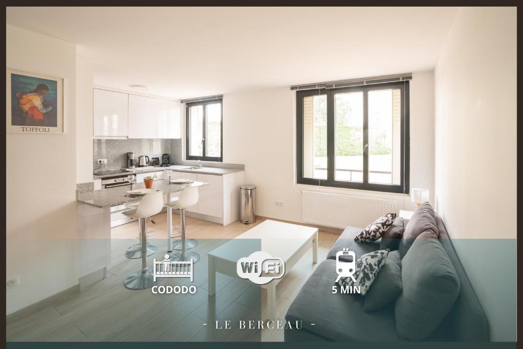 a living room with a couch and a kitchen at Le Berceau ~ T2 Spacieux ~ Proche Paris & RER A in Nogent-sur-Marne