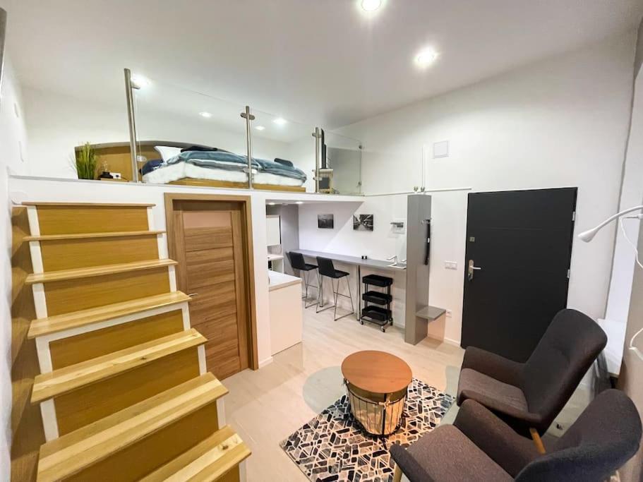 Stylish quiet central home w cheap parking closeby 1067 Budapest, 10 Hunyadi tér kép - 1
