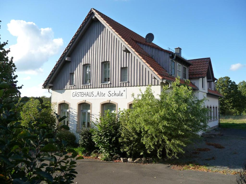 un bâtiment avec un signe indiquant que les scientifiques sont étudiés dans l'établissement Gasthof Ziegelhof, à Eichenwinden