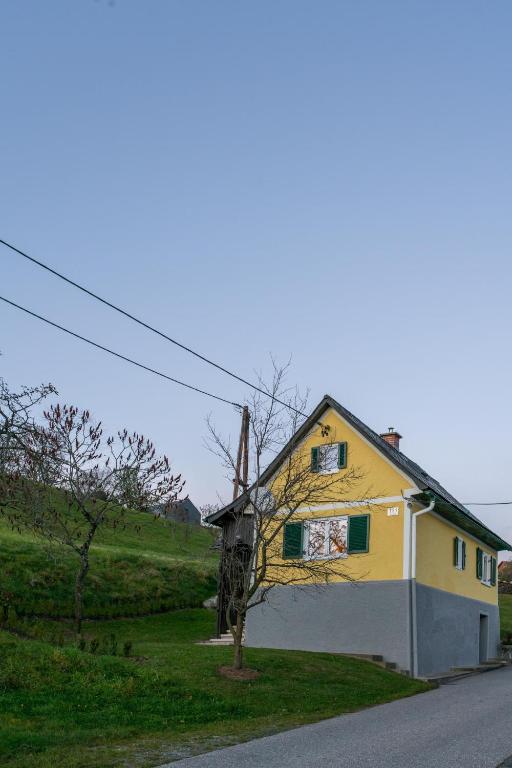Byggingin sem sumarhúsið er í