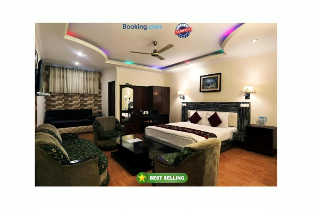 una camera d'albergo con letto e divano di Goroomgo Moon Nainital Near Naini Lake - Parking & Lift Facilities -Hygiene and Spacious Room - Best Seller a Nainital