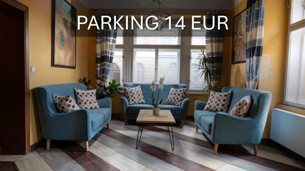 een wachtkamer met blauwe stoelen en een tafel bij Anyday Apartments in Praag