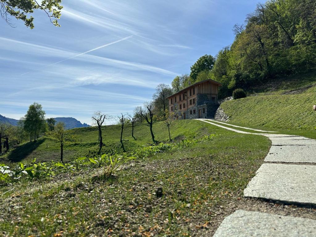 une route menant à un bâtiment sur une colline dans l'établissement Bellagio - Baita treeb Breva, à Bellagio