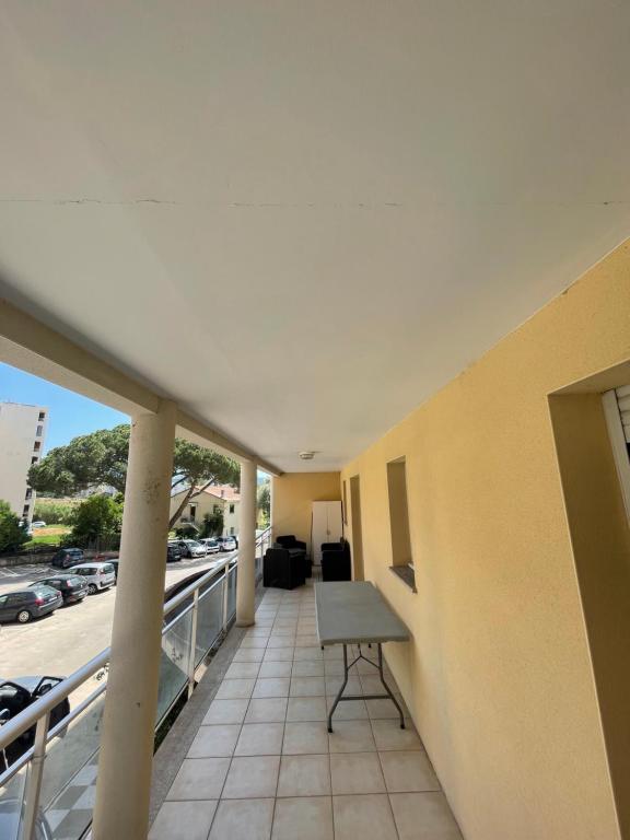 - un balcon dans un immeuble avec un bureau dans l'établissement Immeuble le Mozart, à Ajaccio