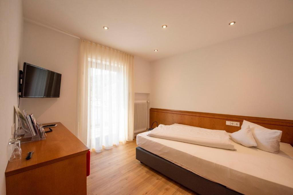 Кровать или кровати в номере Landidyll Hotel zum Kreuz