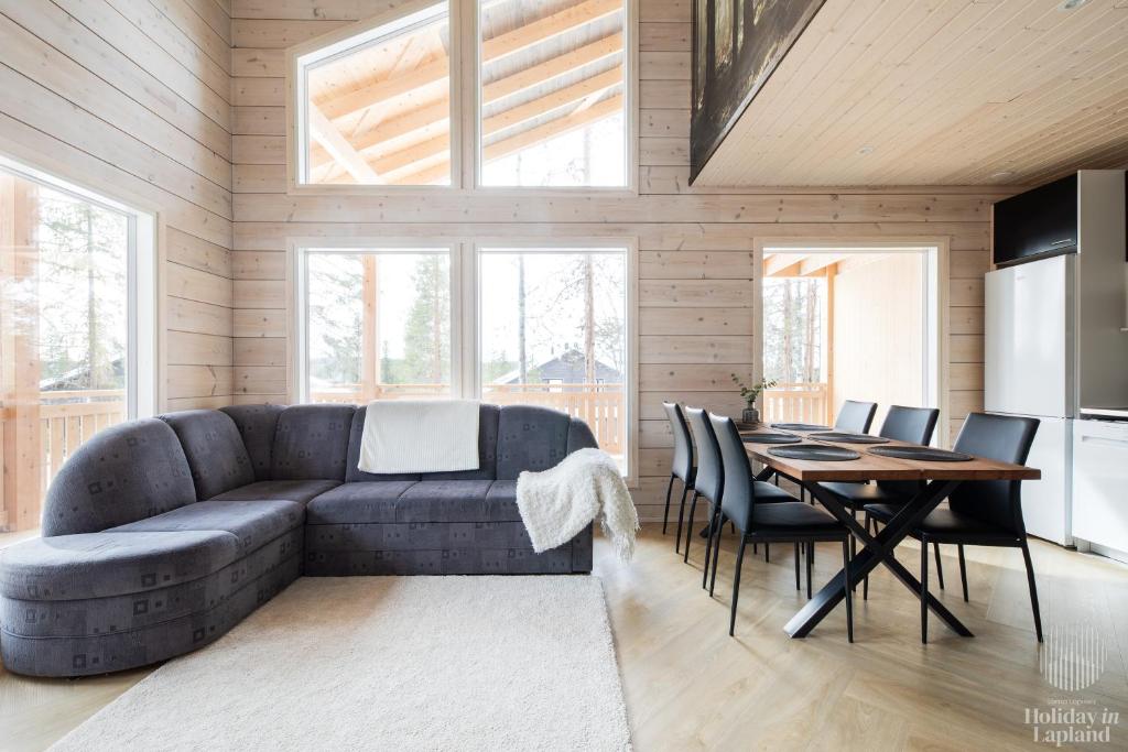 sala de estar con sofá y mesa en Holiday in Lapland - Alatieva 3A en Kittilä