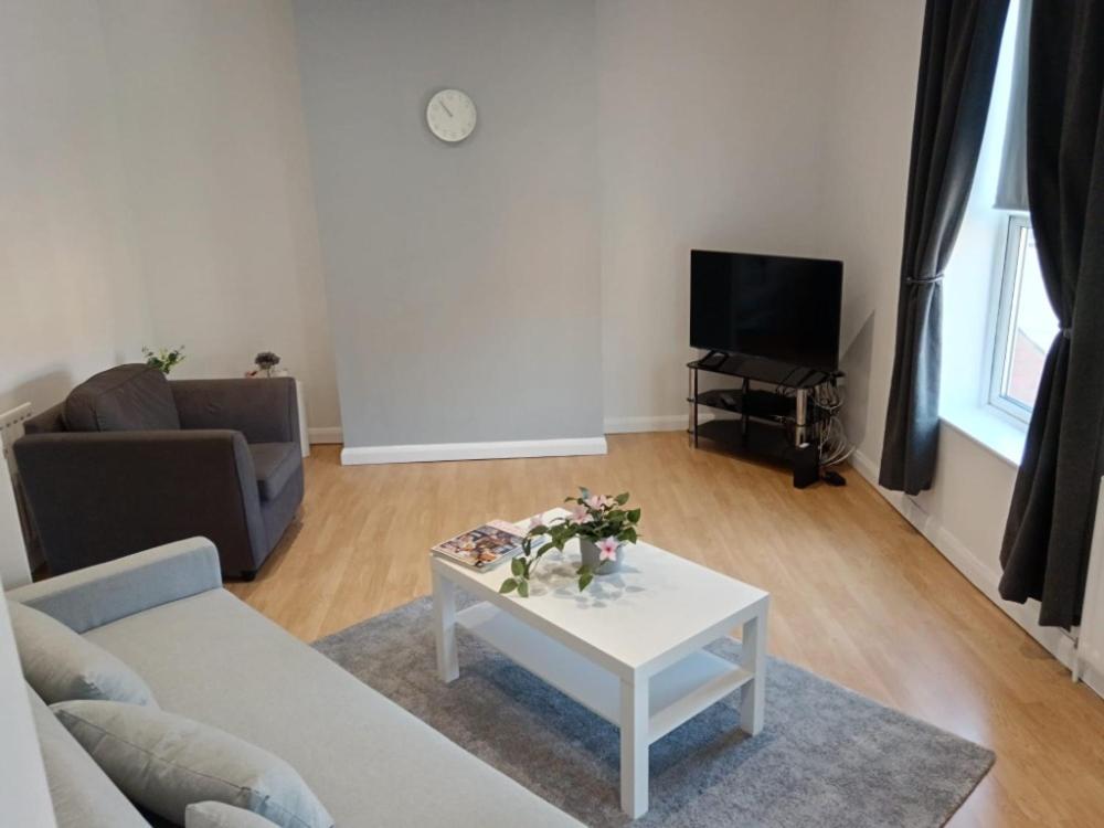ein Wohnzimmer mit einem Sofa und einem Couchtisch in der Unterkunft welcome to this flat in Kettering