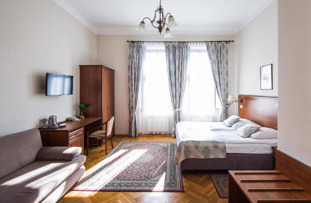 克拉科夫的住宿－巴斯統瓦公寓式酒店，酒店客房,配有床和沙发