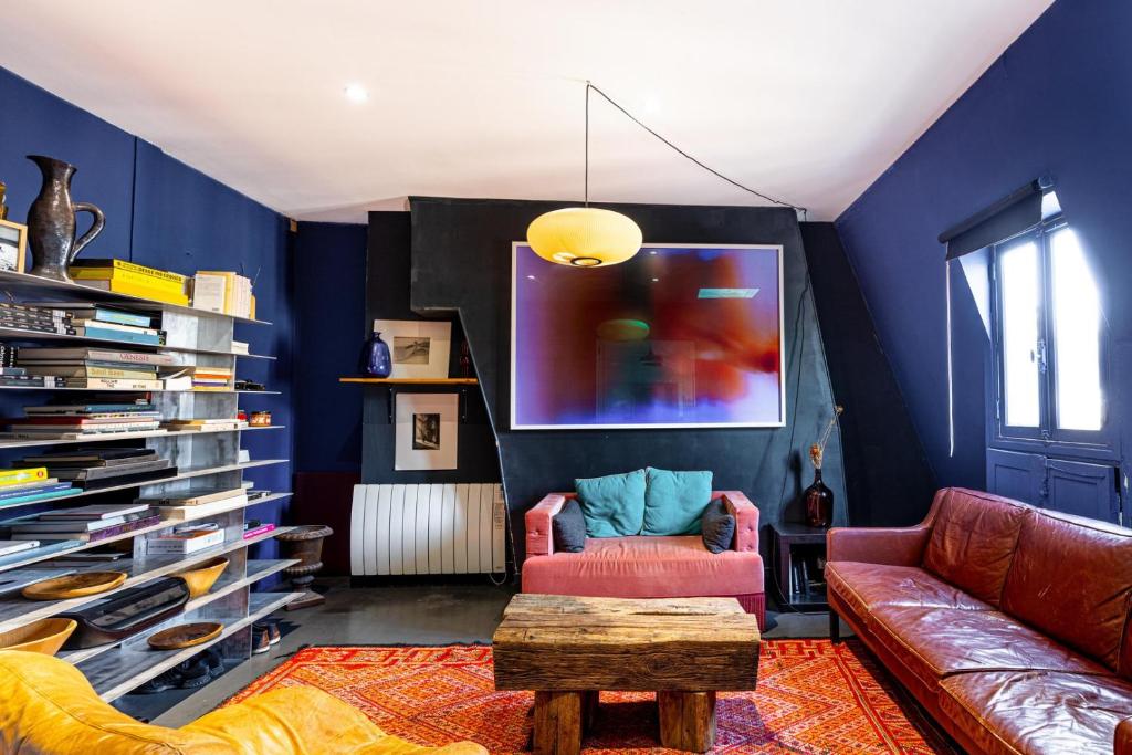 a living room with a couch and a table at GuestReady - Spacious Bright flat near Louvre in Paris