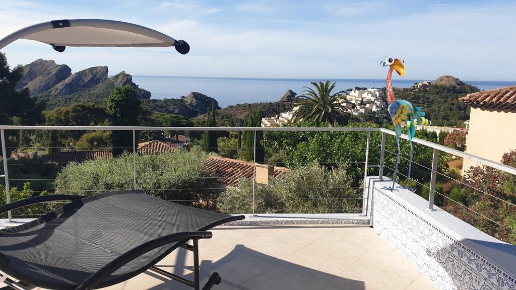 Elle comprend un balcon offrant une vue sur l'océan. dans l'établissement Villa Andalucia, Piscine Chauffée, à La Ciotat