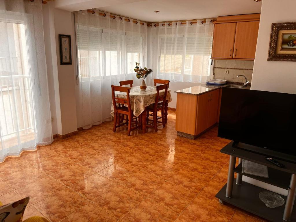 uma cozinha e sala de jantar com mesa e cadeiras em Apartamentos Inter Gandia Playa em Gandia