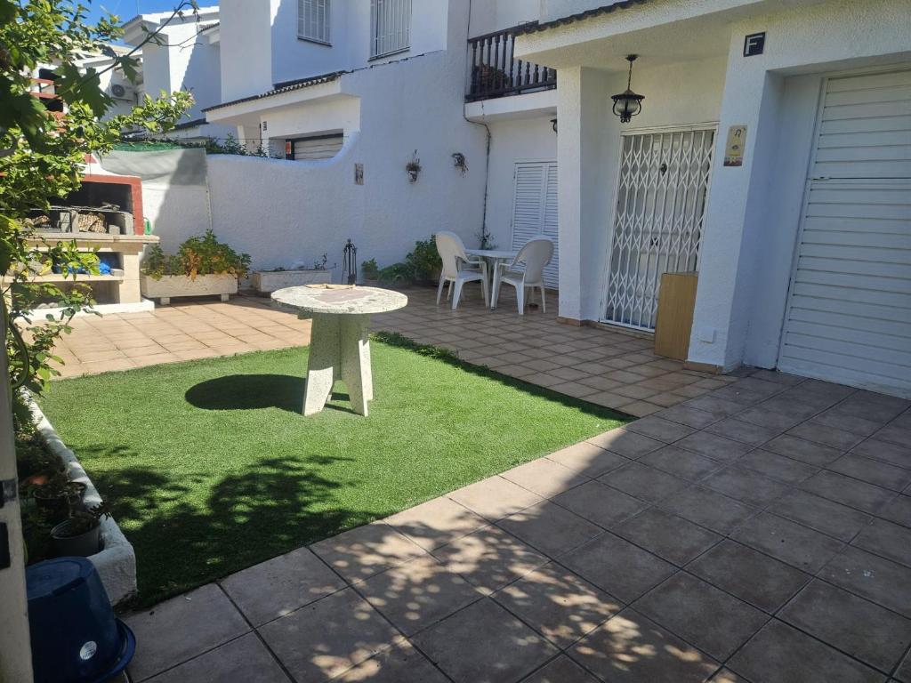 a small patio with a table in the yard at CASA CUNIT in Cunit