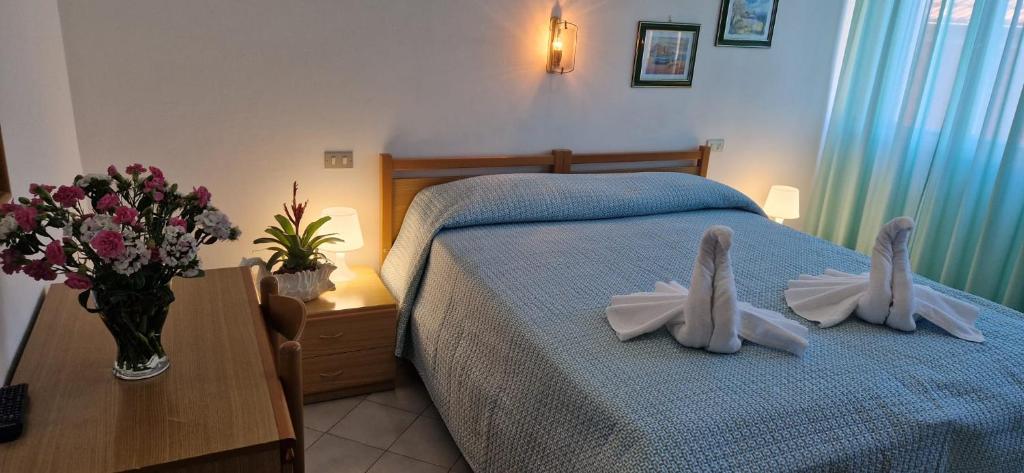 Postel nebo postele na pokoji v ubytování Hotel Dora