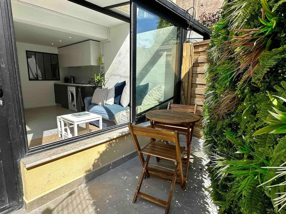 un patio avec une table et des chaises sur un balcon dans l'établissement Charmant appartement, atypique, proche du centre, à Antibes