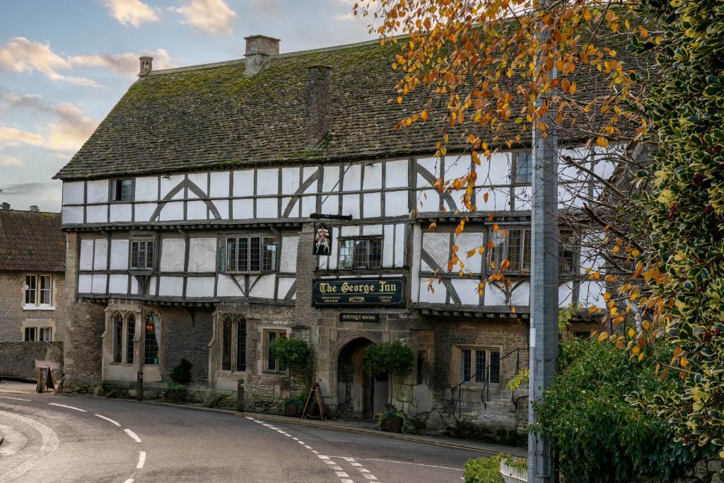 ノートン・セント・フィリップにあるThe George Inn & Plaineの通路脇の白黒古い建物