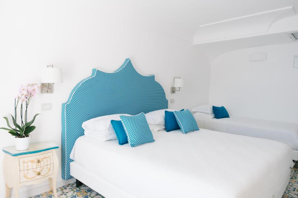 Postel nebo postele na pokoji v ubytování Hotel Conca d'Oro