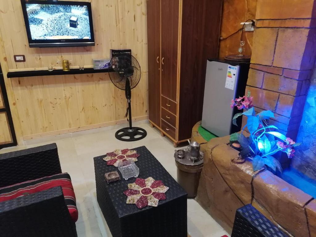TV a/nebo společenská místnost v ubytování Yaso Roof & Apartments